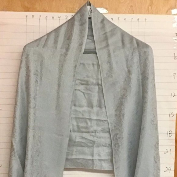 SOft gray scarf w/gray paisley pattern 26" wide X 72" long + fringe - Picture 3 of 6